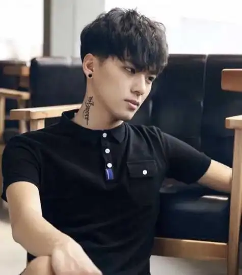 男士两边剃掉中间碎发