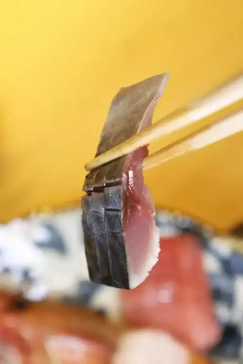 时令变化,每日的刺身拼盘都不会一样火焰炙烤的螺肉空运自日本长崎,且