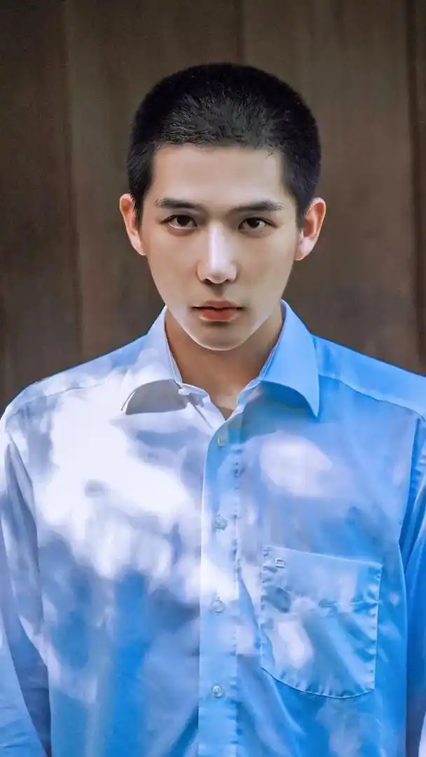 寸头是检验帅哥的标准,这句话放在王安宇身上,显得再合适不过了.