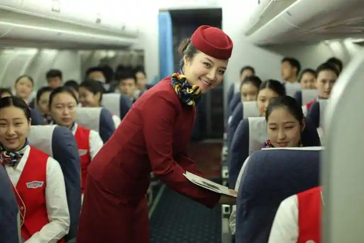 多位空姐回应行业现状"行业乱,更累了,收入低"_搜狐