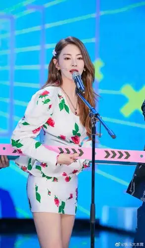 新浪娱乐讯 4月24日,《快乐大本营》曝光一组张雨绮剧照,身穿花朵刺绣