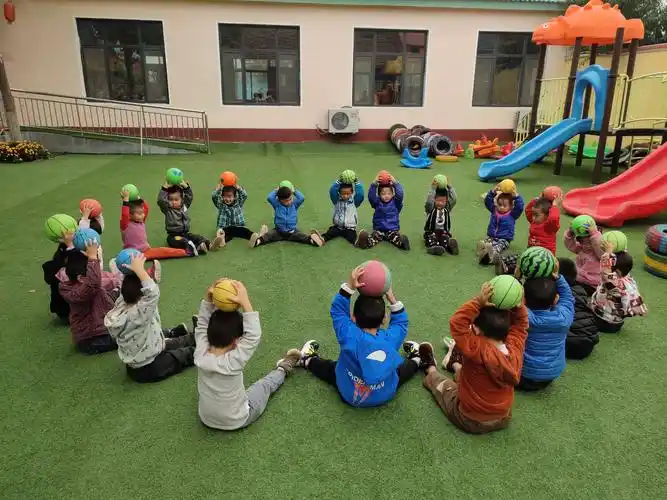 王盘幼儿园——小班阳光体育课《好玩的球球》