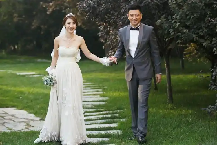 在甜蜜的婚礼进行曲中,高圆圆,柳岩这对闺蜜偕同自己剧中的丈夫黄海波