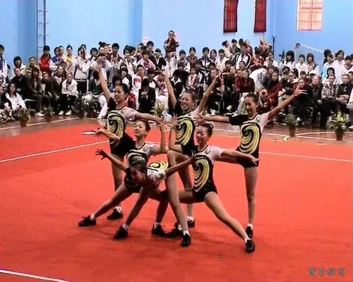 6人健美操的开场造型和结束造型,最好是图片.谢谢了