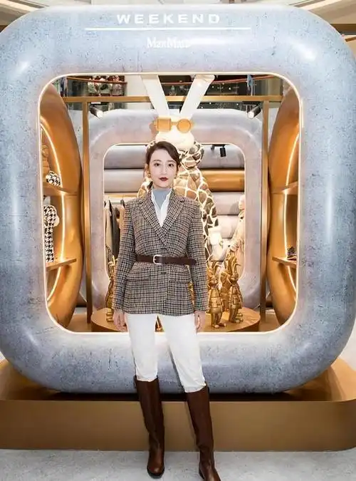 王鸥的腿和长靴真是太配了,线条匀称纤细无赘肉,这身材羡慕不来