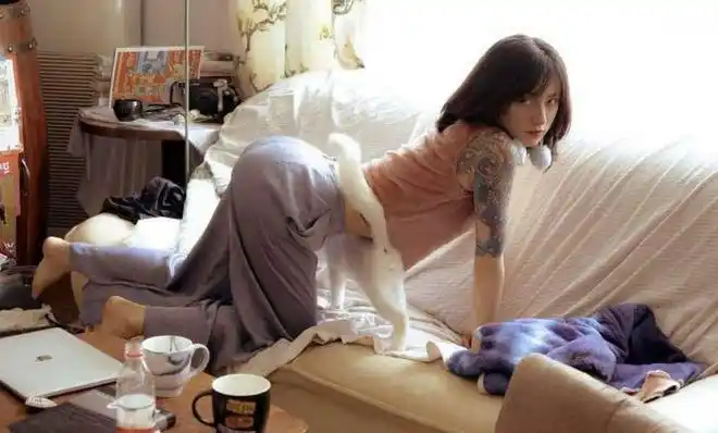 很多人看到黑尾酱的长相后,都很奇怪为什么她会选择李诞,但是黑尾酱却