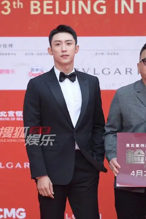 黄景瑜和白百何《北京电影节》现场举牌宣传电影真的很拼hhhh还带道具