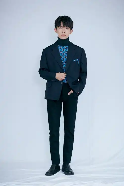 烊千玺受邀参与两会特别节目《两会青年说》时,以一身深色西装打造了