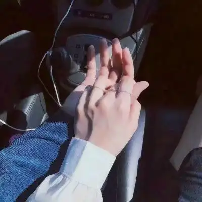 情侣头像牵手 情侣头像手牵手一对-图片大观-奇异网