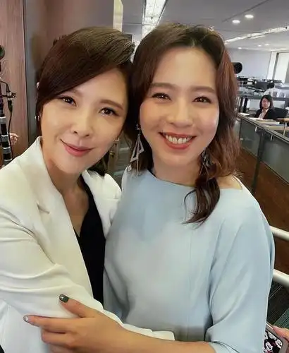 天心刘品言同框晒自拍,《第8号当铺》和《绿光森林》梦幻联动!