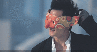 这一幕出自电影《新警察故事》,在这部电影中,吴彦祖的面具造型可以说