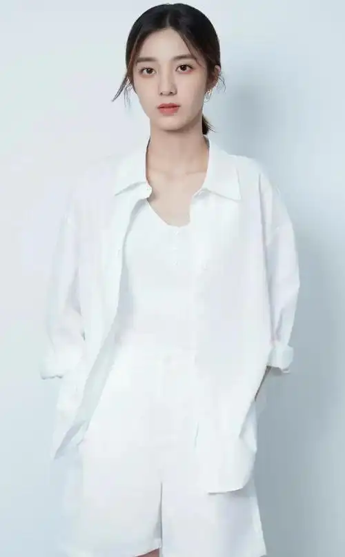 万鹏高清魅力写真,楚楚动人!__财经头条