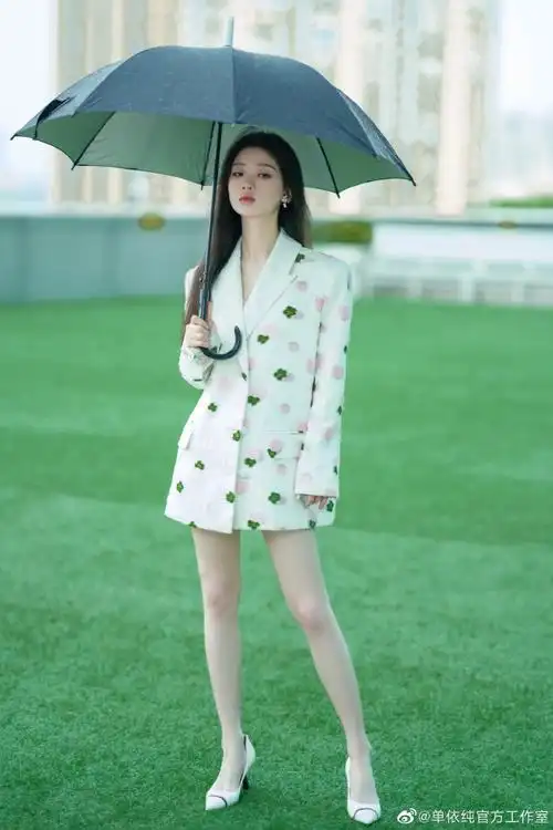 单依纯超话#说唱听我的#双子星舞台《月光专线》今日抵达,屏息聆听