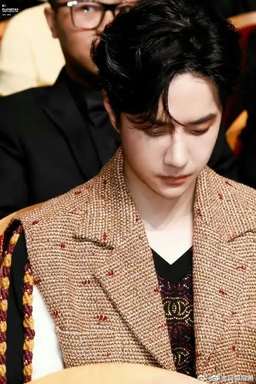 王一博真的太帅气了吧,怎么就连背影都可以那么好看