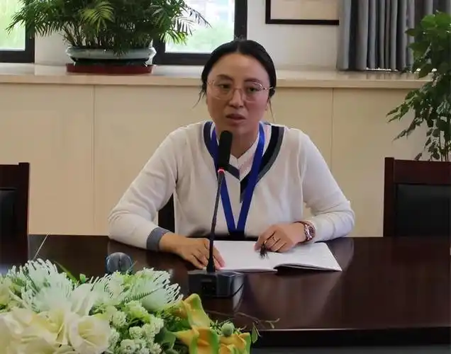 会议由张玲玲主任主持,金立义校长,颜丽副书记,全体班主任老师共同