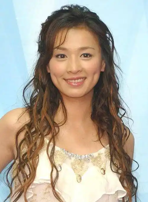 51岁张庭绑双马尾穿制服 ,网友问「穿女儿校服吗」?