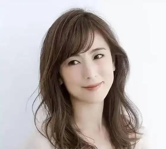 适合50~55岁女人的流行发型,端庄优雅时髦,减龄洋气又显气质_网易订阅