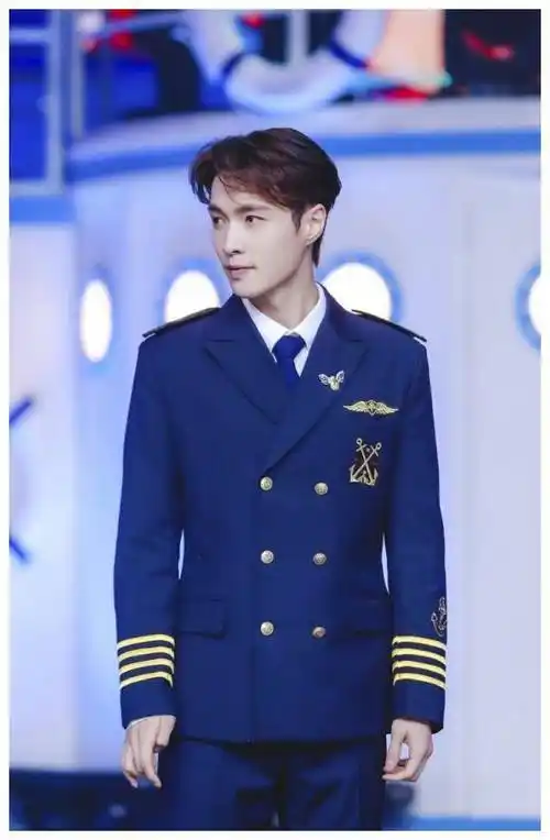 张艺兴穿腻了西装,当小绵羊换上海军装,任性的时尚感令人窒息!