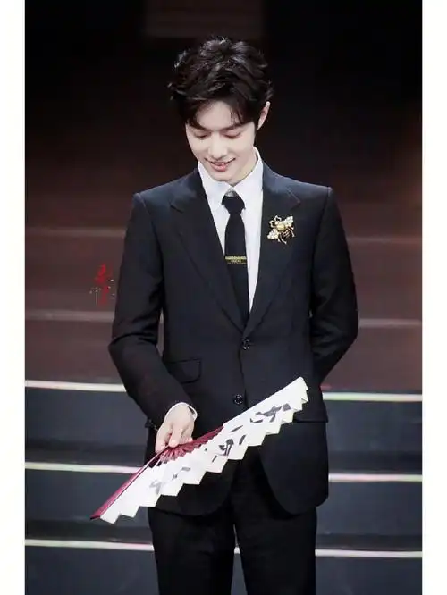 我喜欢战战拿着扇子的样子,什么时候演员肖战先生可以演一个军师之类