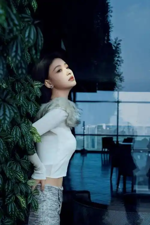 孙怡:窈窕魔鬼身材 魅惑眼神 好勾人!_黑长直_上衣_网络