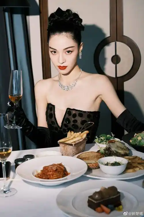 钟楚曦这组图满满赫本风鱼尾裙好美