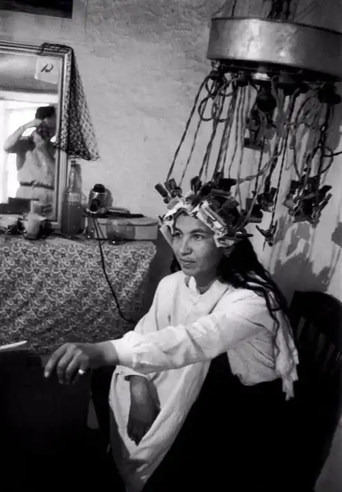 1956年,乌鲁木齐,一名正在烫发的女子.