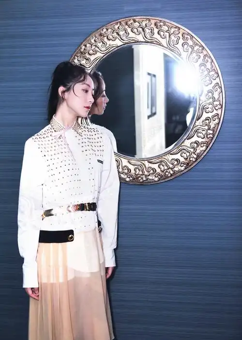 韩雪身着衬衫裙出席时尚活动 干练高马尾气质迷人