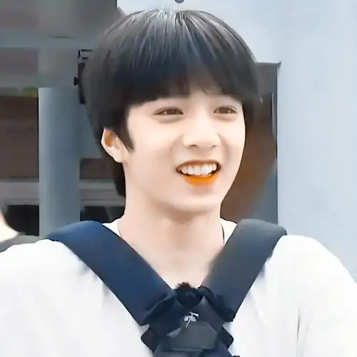 刘耀文"憨憨傻笑"