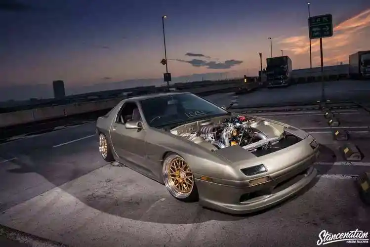 而高桥凉介所驾驶的为第二代马自达rx7 fc3s,其中的fd和fc的区别源于