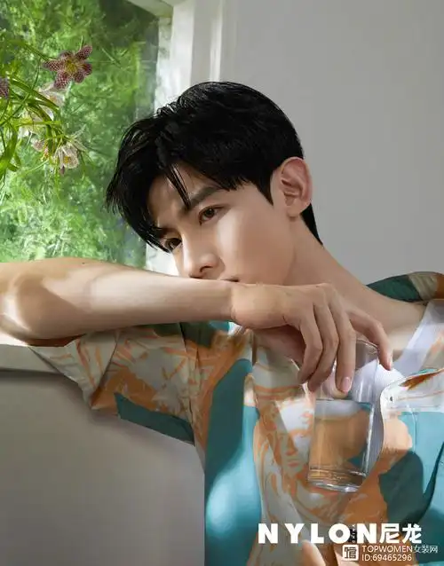 白敬亭最新大片释出这样穿花衬衫复古又可爱理想型男票没错了