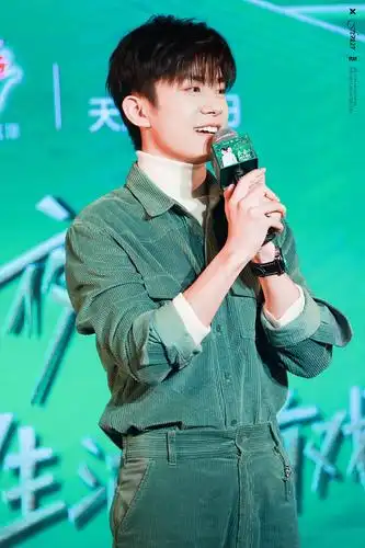 穿高领毛衣的易烊千玺,闪耀得让人挪不开眼!