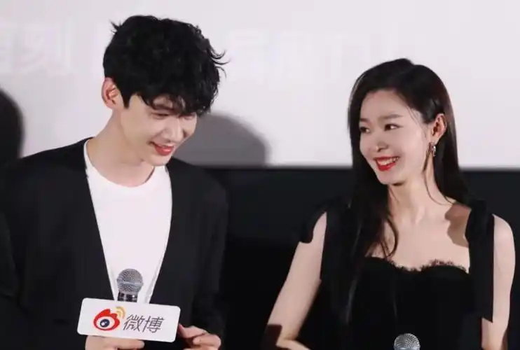 白敬亭男友力爆棚当众搂抱宋轶不惧非议网友喊话杨洋敢不敢