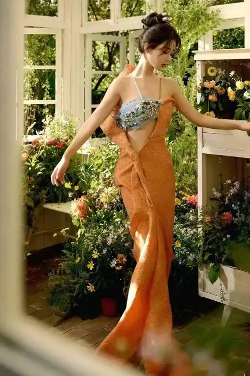 杨紫挂脖连衣裙露出内衣,写真中展现出迷人的饱满身材!