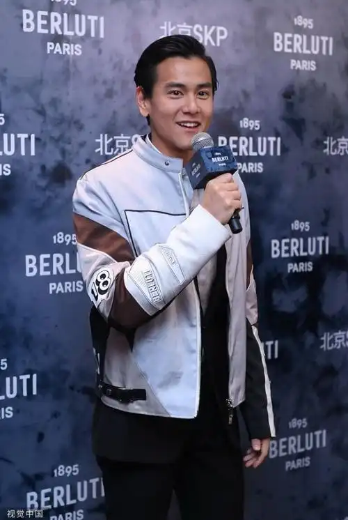 彭于晏身穿夹克似赛车手帅气爆棚 梳背头五官硬朗更显型男魅力