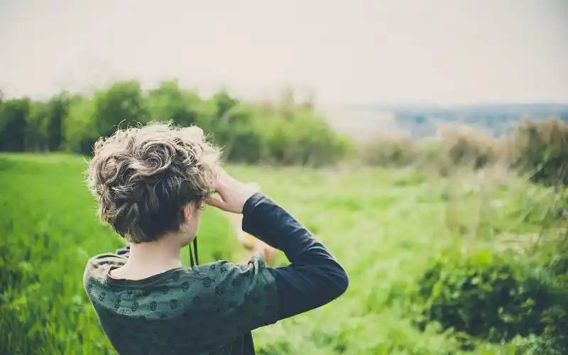 护眼,绿色,清新,女孩,遥望,远方,草地,42zx,美女关于我们的回忆壁纸