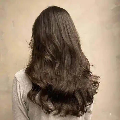 烫发首选:慵懒微卷烫,不打理也好看!_发型_长发_卷发