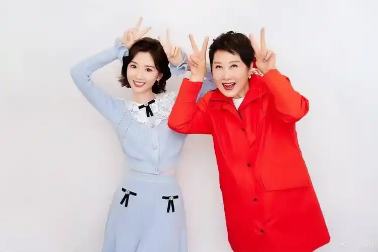 毛晓彤和张凯丽合影,"时尚女脸"和"少女脸"的差距,一目了然!