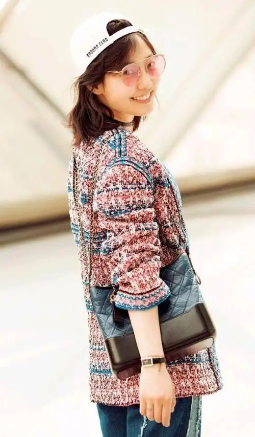 白百合穿衣真的很有格调,小香风外套搭配牛仔裤,反着戴棒球帽