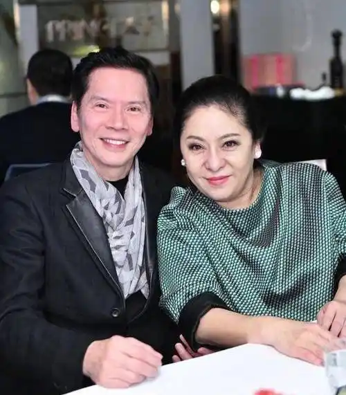 向太陈岚陪丈夫购物,69岁向华强宝刀未老,满满的"龙五"既视感_儿子