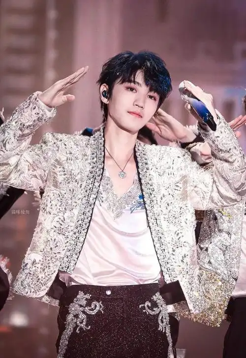 在接近年尾的这个时刻,无论是舞台上尽情表演的王俊凯,还是屏幕前激动