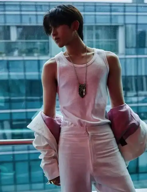 蔡徐坤这肌肉,是练出来的还是瘦出来的?