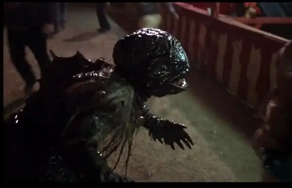 什么电影讲的是一种水中的生物要上岸抓人繁衍后代