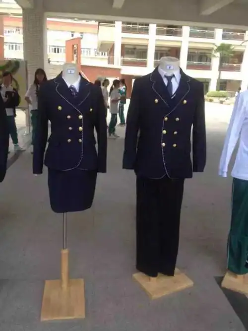 广东实验中学毕业生表示母校礼服不服.   显示全部