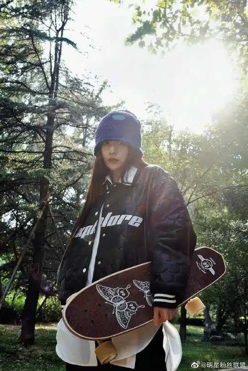 王霏霏fei的雾霾蓝短发造型,好像漫画里走出来的酷girl,衬的肤色和