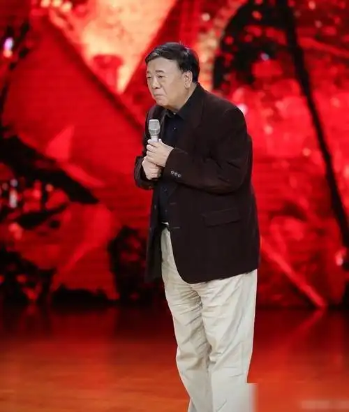 国家一级演员胡一统罕露面落寞蹲坐街边身形萧瑟59岁苍老难认