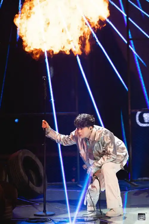 尤长靖晒舞台侧颜照