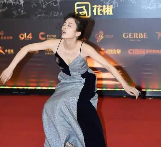 下跪摔倒裙下走光这3位女星走红毯的社死瞬间场面太尴尬