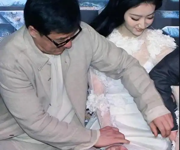 假借拍戏之名,强行"咸猪手",内娱的"假戏真做"该管管了