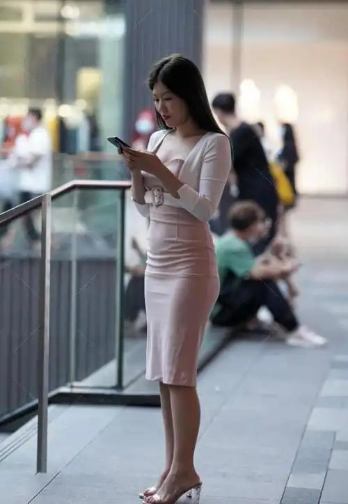 街拍,美女穿粉色的裹身裙,给人很清纯的感觉