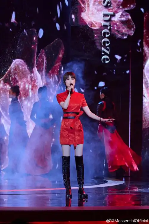 李宇春身着m essential 特别定制双鸟百花密缎新式旗袍,搭配m